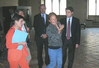 In primo piano. A sinistra il sottosegretario e al centro la dottoressa Cataldi, direttrice del museo di Tarquinia con il Sindaco Mazzola ed il Presidente della Prov. di Viterbo Mazzoli