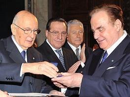 Il Presidente Giorgio Napolitano consegna la Medaglia d'Oro al Merito Civile alla memoria della Signora Emilia Marinelli Valori al figlio Giancarlo Elia Valori