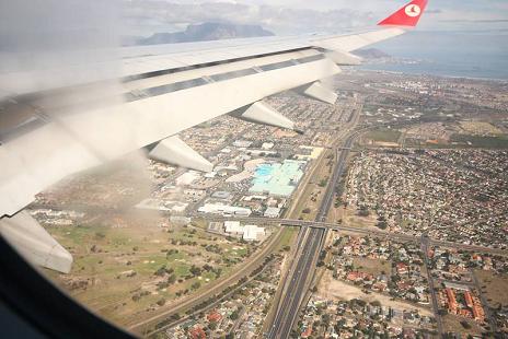 Immagine scattata dall'aereo della compagnia Turkish Airlines, in fase di atterraggio, che ha portato la VII Spedizione Scientifica sullo Squalo Bianco in SudAfrica 