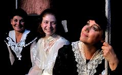 Le tre sorelle - Masa (Federica De Vita), Irina (Chiara Conti) ed Olga (Bianca Maria Merluzzi)