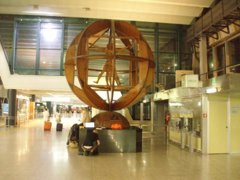 Il monumento a Leonardo da Vinci, all'interno dell'aeroporto di Roma-Fiumicino