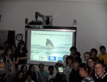 Gli studenti di una delle scuole del Friuli Venezia Giulia dove si svolge la campagna di sensilizzazione sulla salvaguardia degli squali e degli oceani organizzata da Rodolfo Cianchi in sintonia con L'Unità di Studio e Ricerca sugli Squali Bianchi 
