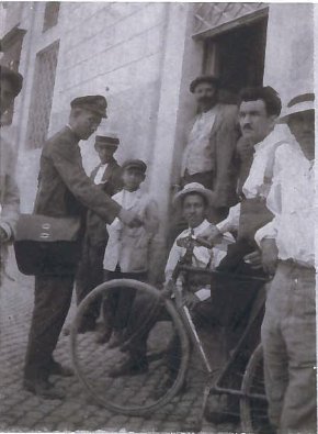 Anno 1912 – Giuseppe Volpini in divisa di portalettere delle Regie Poste durante il giro per la consegna della posta sull’attuale Piazza Cavour.