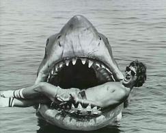Un giovanissimo Steven Spielberg scherza sul set de Lo-squalo