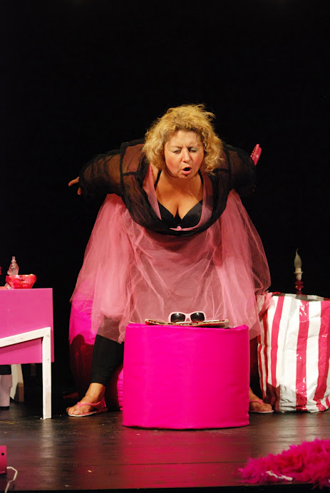 ELENA GUERRINI - Una scena tratta dal monologo teatrale Bella Tutta (foto Laura Albano)