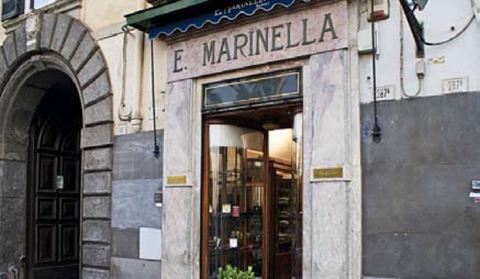 Il negozio E. Marinella in Piazza Vittoria a Napoli