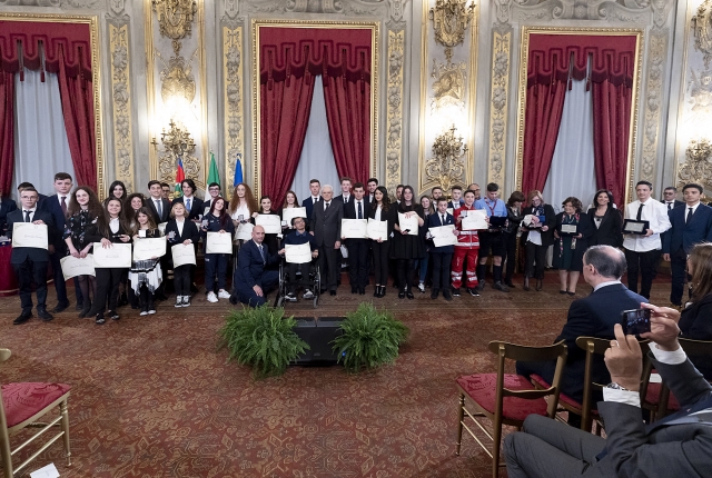 Il Presidente Sergio Mattarella con i nuovi Alfieri della Repubblica