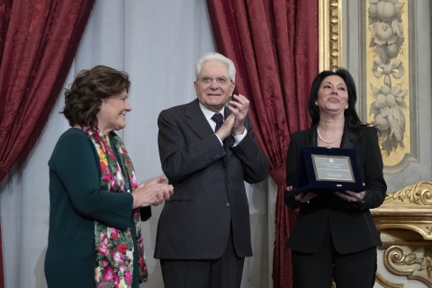 Il Presidente Sergio Mattarella consegna alla Classe di scuola primaria Annika Brandi Riccione una Targa di riconoscimento