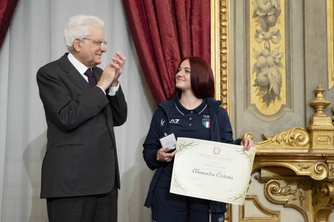 Il Presidente Sergio Mattarella consegna lAttestato dOnore a Alessandra Cortesia Alfiere della Repubblica