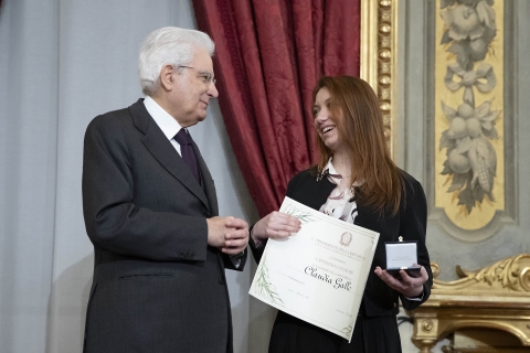 Il Presidente Sergio Mattarella consegna lAttestato dOnore a Claudia Gallo Alfiere della Repubblica