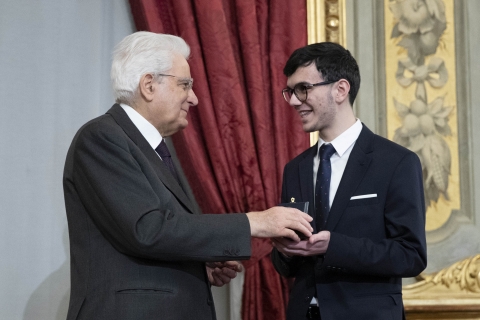 Il Presidente Sergio Mattarella consegna lAttestato dOnore a Davide Indino Alfiere della Repubblica
