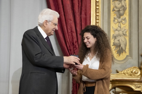l Presidente Sergio Mattarella consegna lAttestato dOnore a Lucia Ferrante Alfiere della Repubblica