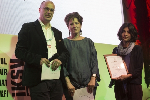 Per la Giuria Angelo Mitchievici e Victoria Smirnova Seray Genck ritira il premio per Suhaib Gasmelbari regista di Talking About Trees