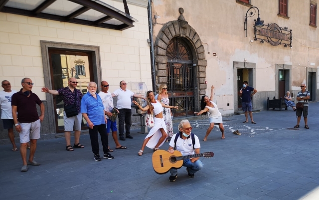 Esterno teatrale con Artisti al Rossella Falk di Tarquinia Piazza Cavour