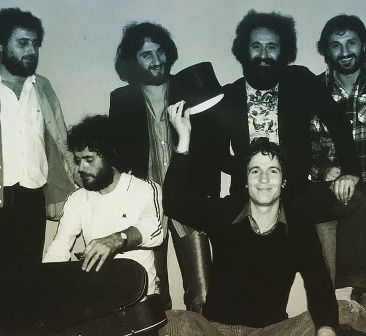Rino Gaetano in basso a destra con i Crash che è stato il suo grppo dal 1976 al 1981