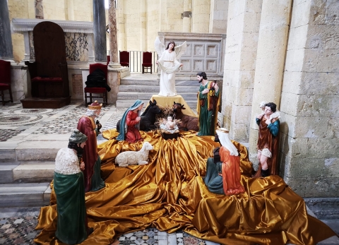 Buon Natale dalla Chiesa di Santa Maria in Castello a Tarquinia con il Presepio dell’Associazione Oltrepensiero